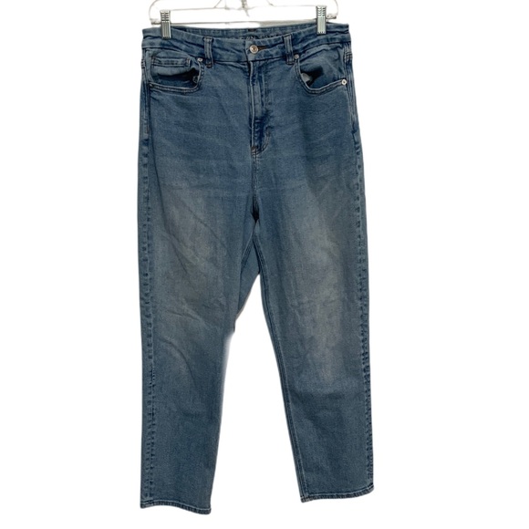 American Eagle Outfitters Denim - American Eagle High Rise Curvy Mom Jeans